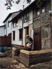 Andreas Rentsch 2008: Nebeneingang, Fundament, Mauerwerk und Fachwerk zu Beginn der Bauphase