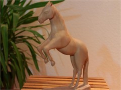 Anja Sichardt 2013: aufsteigendes Pferd in Lindenholz