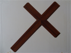 Holzimitation als Kreuz