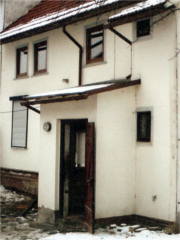 Anbau mit Trockentoilette (Plumpsklo) vor dem Abriß