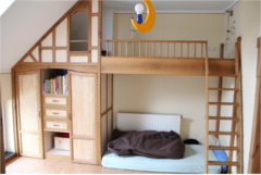 Andreas Rentsch 2010: Kinderzimmer, Schrank und Bett in Eichenholz und Esche