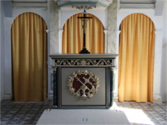 Bücheloh, Zelebrationsaltar, Endzustand, Draufsicht in der Kirche